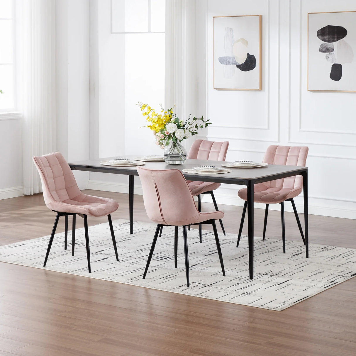 Twee luxe velvet eetkamerstoelen van BukkitBow met metalen poten, modern en elegant design, set van 2 stuks.