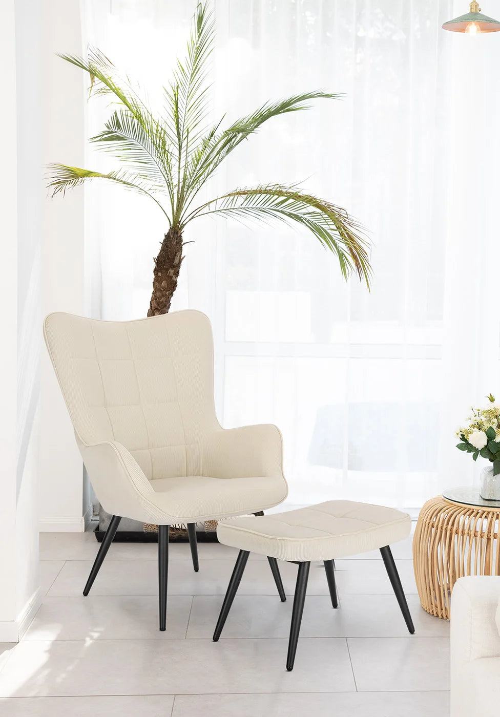 Moderne BukkitBow corduroy fauteuil met voetbank, retro design en comfortabele zitting, ideaal voor stijlvolle woonruimtes.