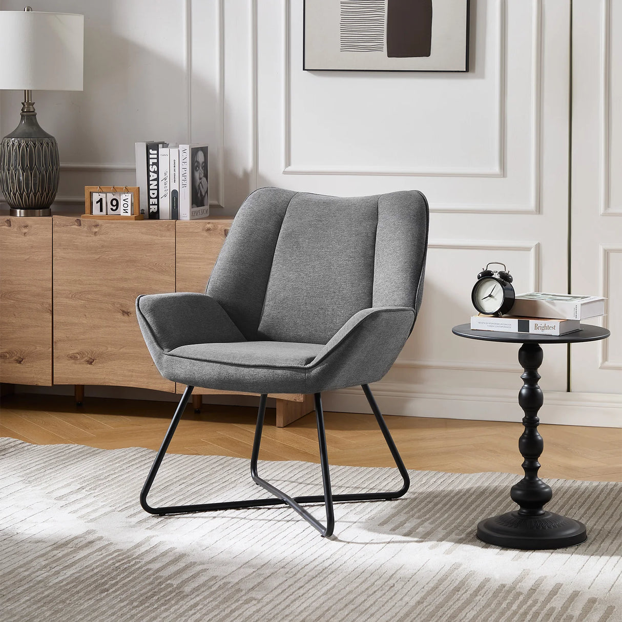 Moderne linnen fauteuil van BukkitBow met X-vormig onderstel, comfortabele zit en stijlvolle design in een elegante woonkamer.