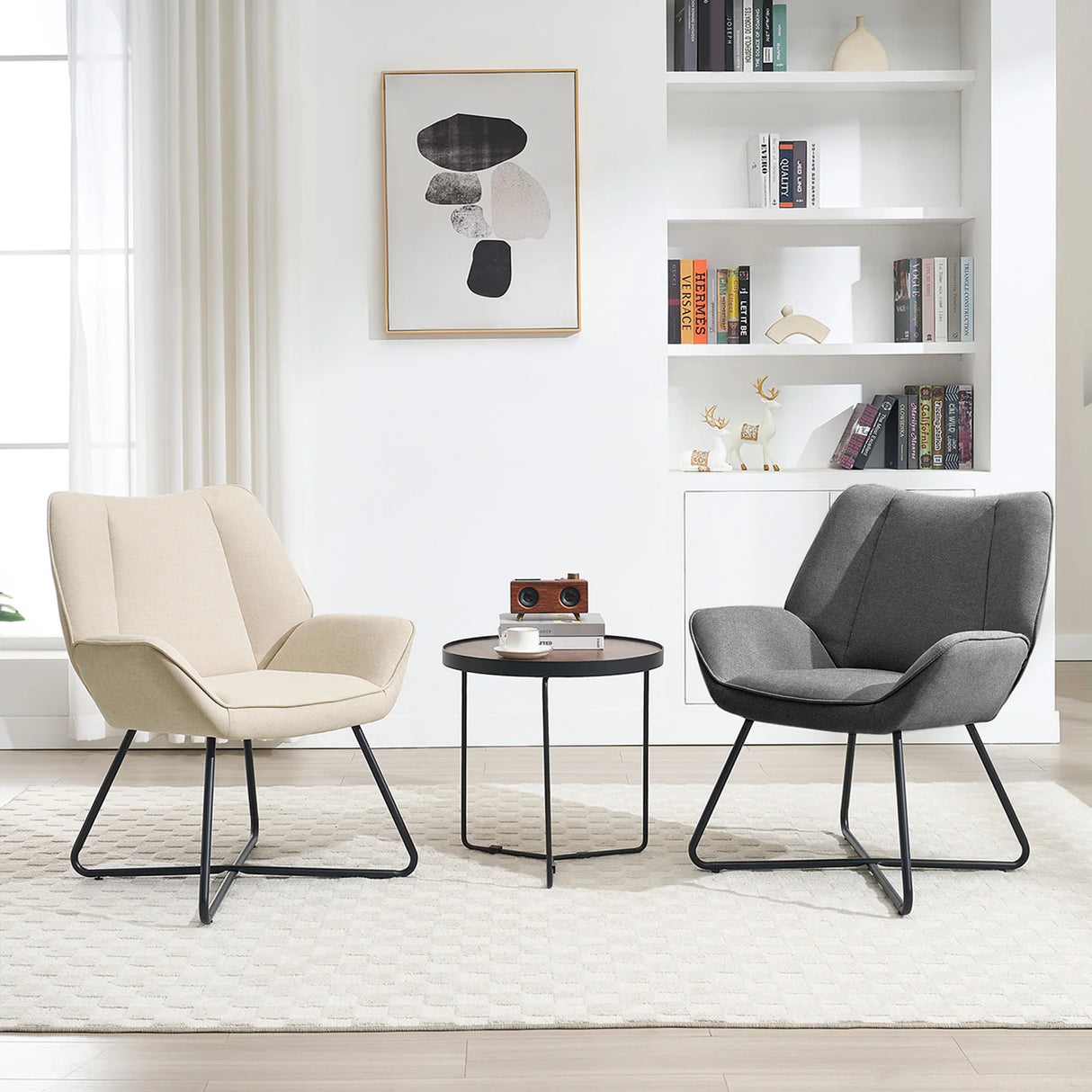 Moderne linnen fauteuil van BukkitBow met X-vormig onderstel, comfortabele zit en strak design voor in de woonkamer.