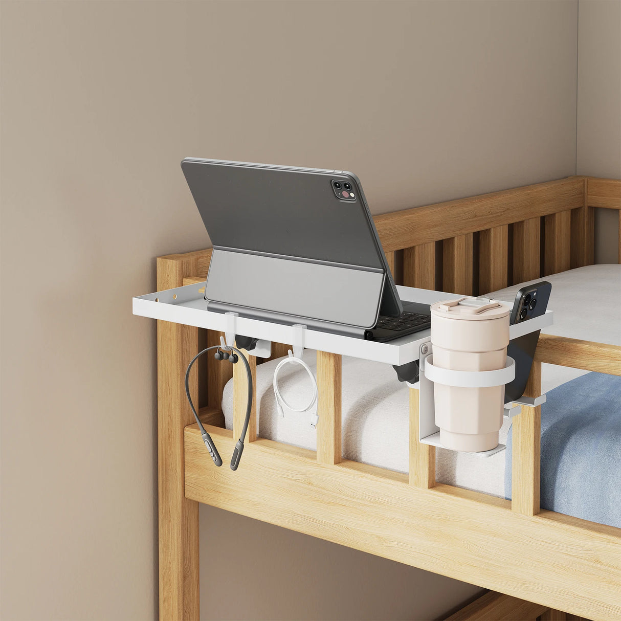 Verstelbare BukkitBow laptopstandaard met bekerhouder en telefoonhouder, geschikt voor comfortabel gebruik in bed.