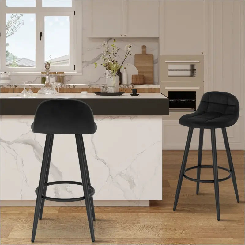 BukkitBow barkruk van fluweel met metalen frame, lage rugleuning, ergonomische voetsteun en modern design.