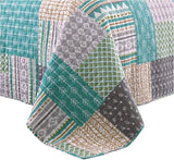 Dik gewatteerd BukkitBow bedsprei met patchwork patroon, in diverse maten en kleuren, zacht en duurzaam voor extra comfort.