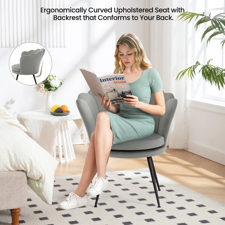 Velvet bloemvormige fauteuil van BukkitBow met zwarte metalen poten, comfortabel en stijlvol voor elke woonkamer.