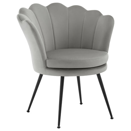 Velvet bloemvormige fauteuil van BukkitBow met zwarte metalen poten, comfortabele en stijlvolle zitplek in modern design
