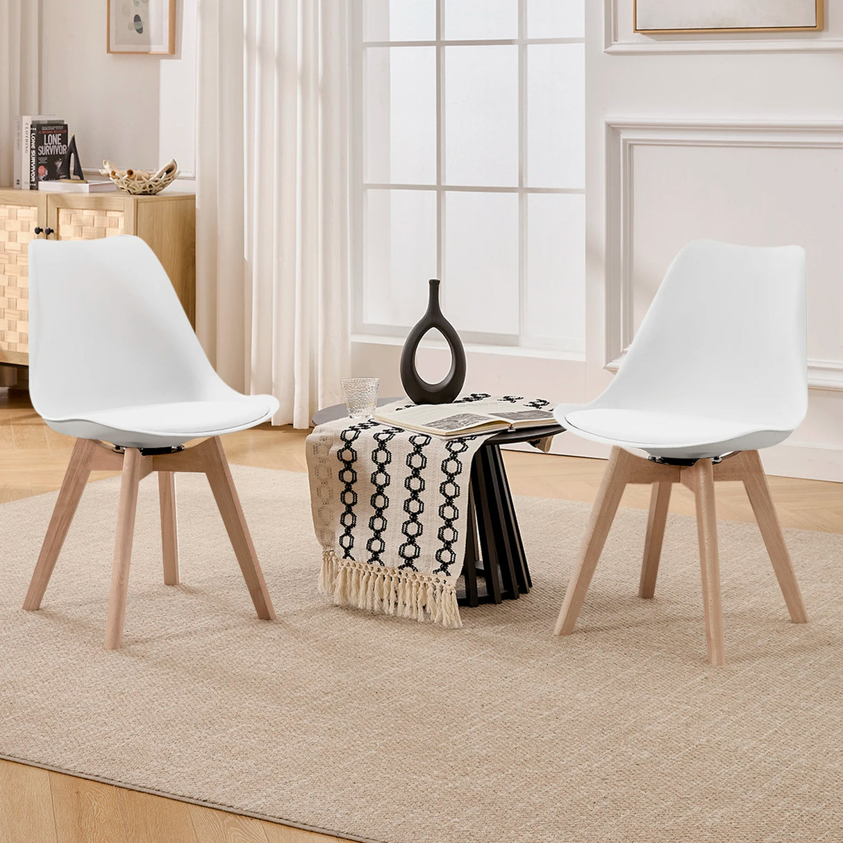 Set van vier BukkitBow draaibare eetkamerstoelen van massief hout met rugleuningen en comfortabele zitting, in een moderne woonkamer.