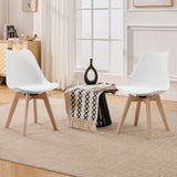 Set van vier BukkitBow draaibare eetkamerstoelen van massief hout met rugleuningen en comfortabele zitting, in een moderne woonkamer.