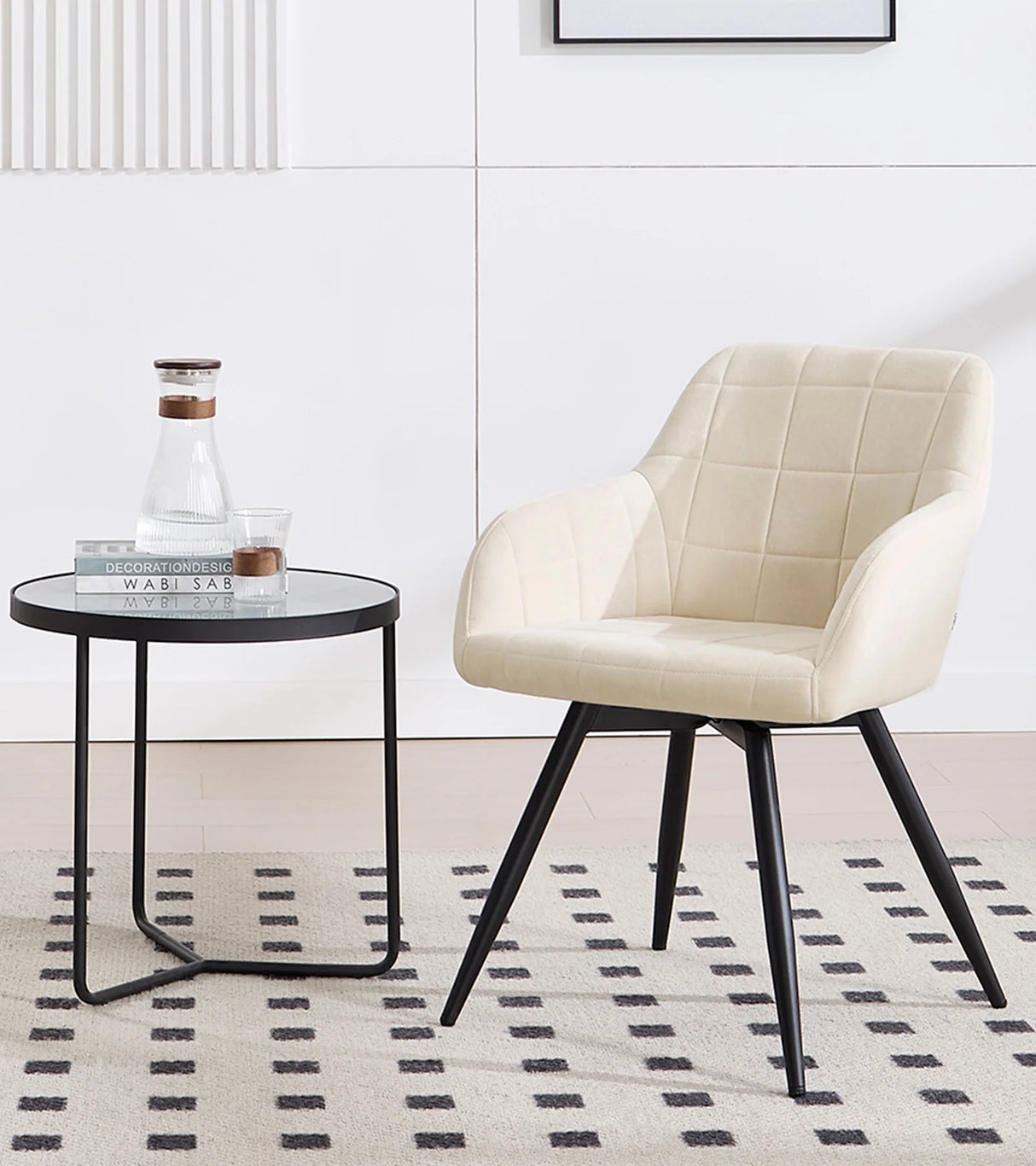 Draaibare velvet eetkamerstoel met armleuning van BukkitBow, metalen frame en comfortabele zitting voor moderne eethoek.