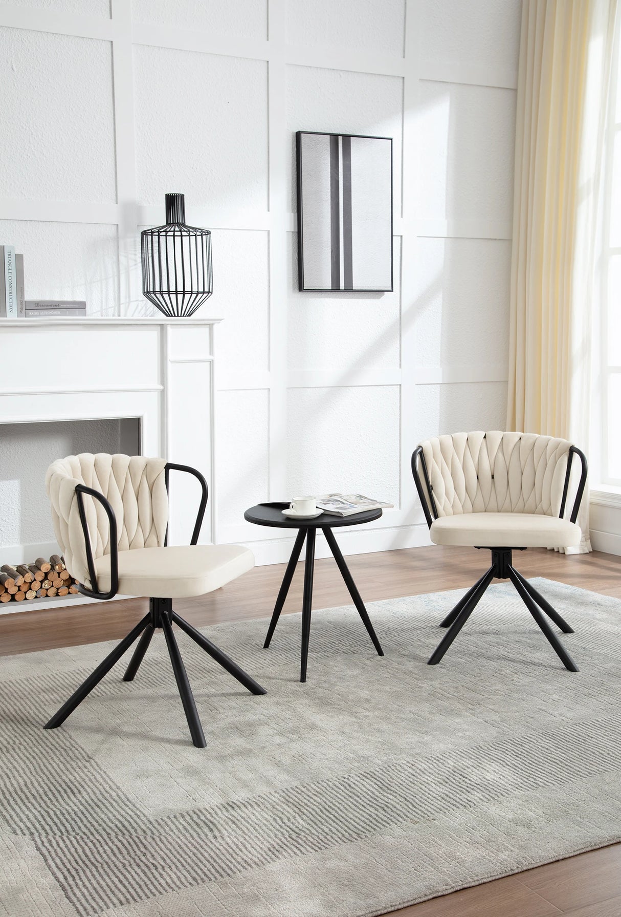Twee draaibare velvet eetkamerstoelen van BukkitBow met armleuningen, elegant en comfortabel in een modern interieur.