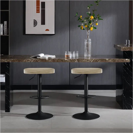 BukkitBow ergonomische barkruk van massief hout en metaal, verstelbare hoogte, draagvermogen tot 150 kg, in een modern interieur.