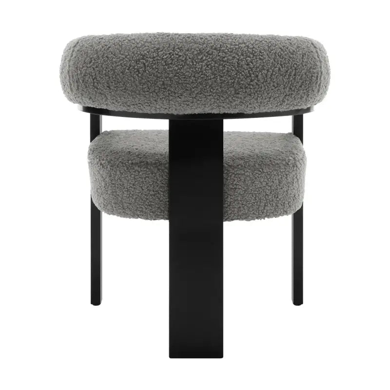BukkitBow fauteuil met fleece bekleding in lamsvacht-look, rubberwood frame, ergonomisch en modern design, comfortabele zithouding.