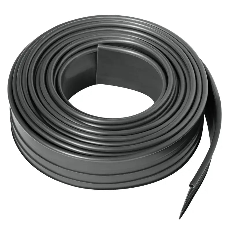 Flexibele kunststof gazonrand van BukkitBow, buigbaar en op maat te knippen, met verbindingspinnen voor een nette tuinafwerking