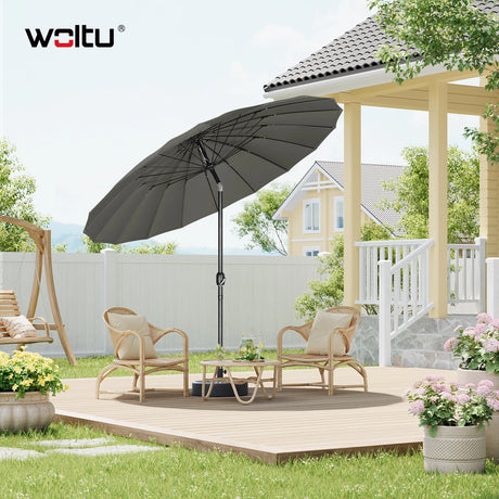 Grote ronde BukkitBow tuinparasol met 18 glasvezel baleinen, kantelbaar en geschikt voor buitengebruik.