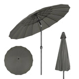 Grote ronde BukkitBow tuinparasol met 18 glasvezel baleinen, kantelbaar en beschut tegen de zon in de tuin.