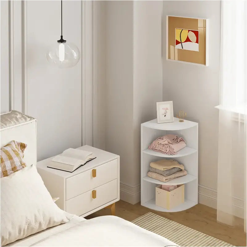 Witte BukkitBow hangende hoekkast met vier open planken, ruimtebesparend en veelzijdig, ideaal voor boeken en decoratie.