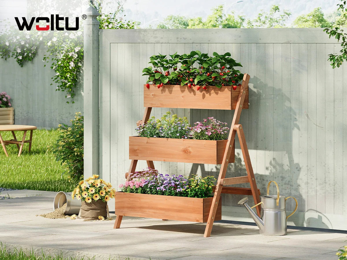 Houten plantenbak van BukkitBow met trappen en meerdere niveaus, perfect voor moestuin en tuinieren.