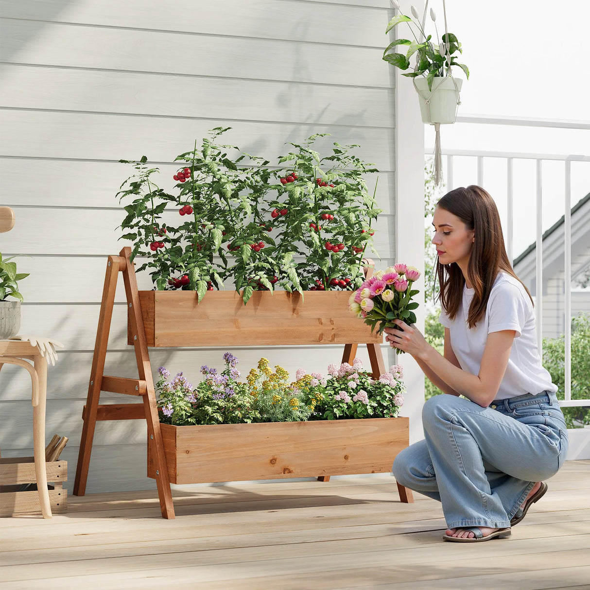 Houten plantenbak van BukkitBow met meerdere niveaus en trappen, ideaal voor moestuinen en decoratieve planten.