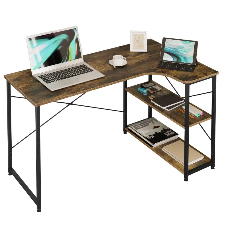 Industrieel hoekbureau BukkitBow met 2 opbergplanken en afmetingen 120x74cm, zwart metalen frame en houten werkblad