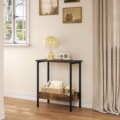 Industriële BukkitBow bijzettafel met twee niveaus en opstaande rand, zwart metalen frame en houten blad, modern en functioneel.
