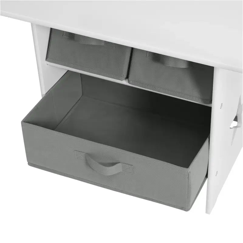 Witte en grijze kindertafel met bijpassende stoelen en opbergmanden, inclusief opbergruimte, afmetingen 72x49x50cm.