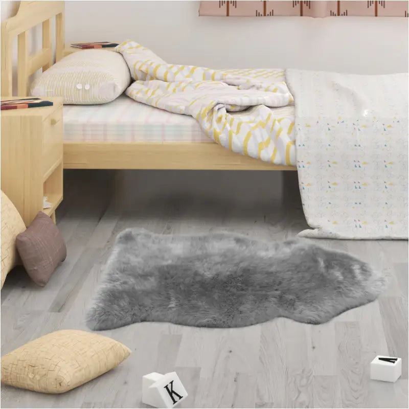 Lichtgrijze BukkitBow lamsvacht van 6 cm dik, wasbare schapenvacht van polyester, verschillende maten, zachte textuur, voor interieur.