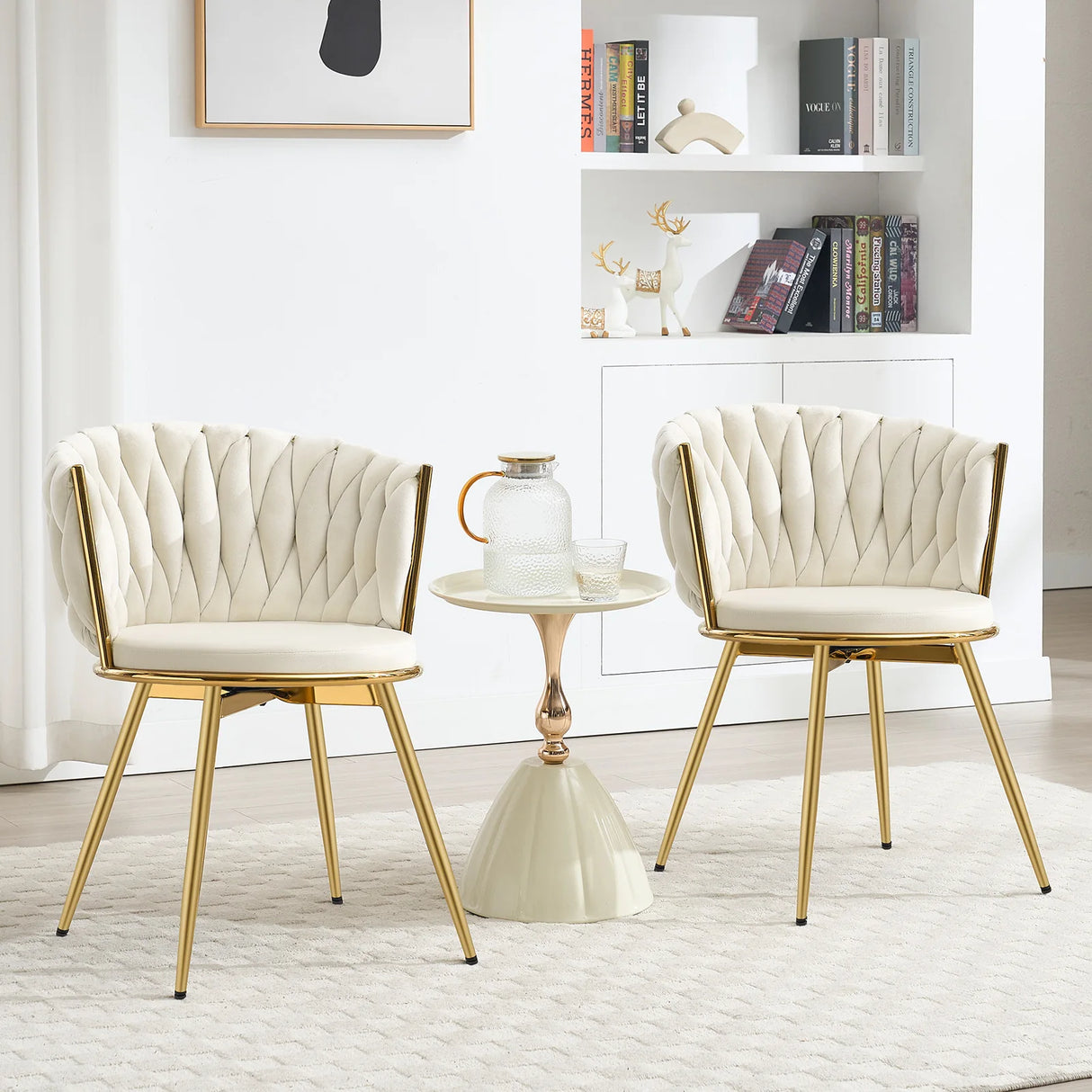 Set van 2 moderne BukkitBow luxe draaibare velvet eetkamerstoelen met zachte bekleding en zwarte poten.