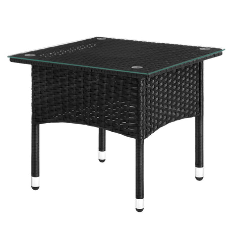 Luxe polyrattan bijzettafel van BukkitBow met gehard glazen blad, weerbestendig en geschikt voor buitengebruik.