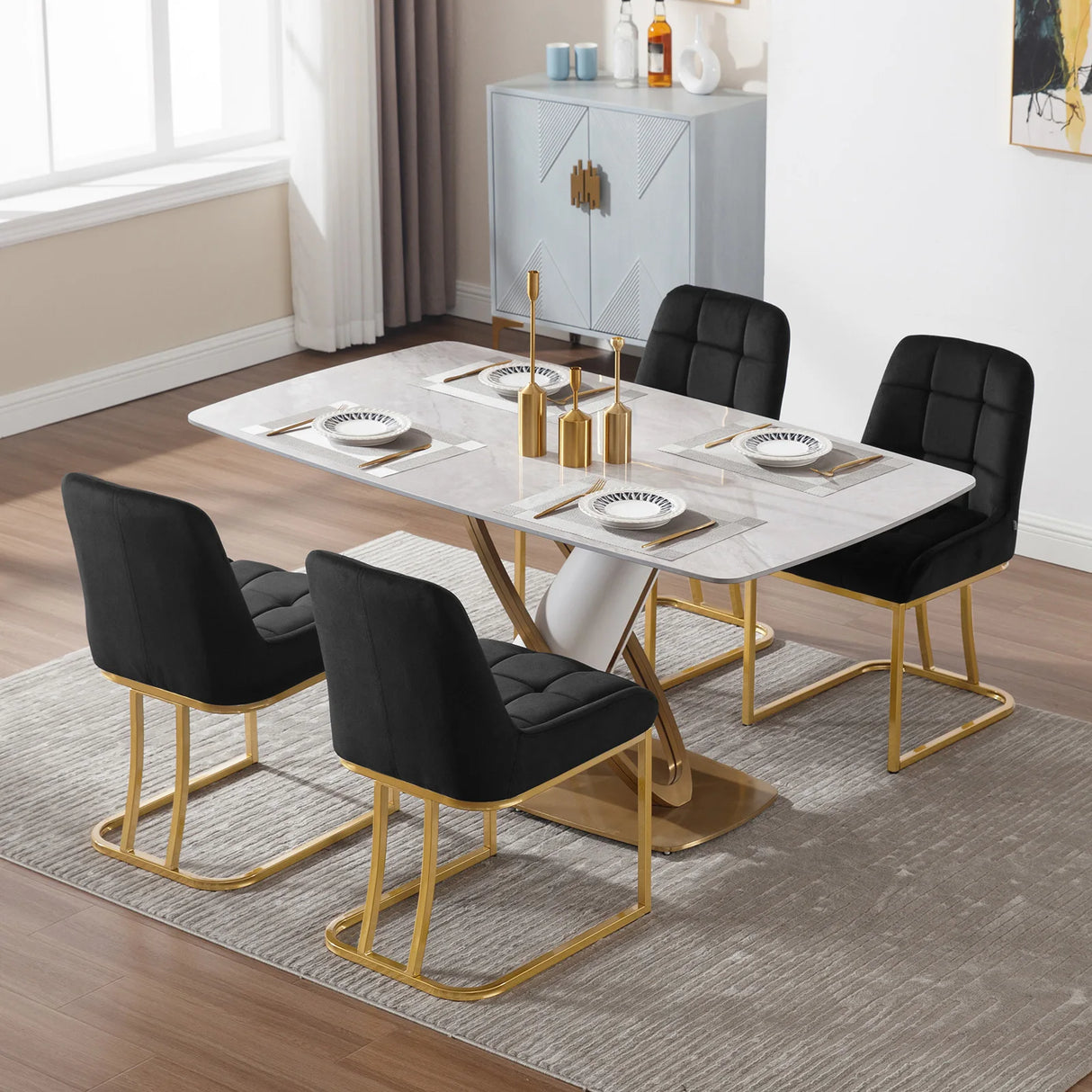 Set van 2 luxe velvet eetkamerstoelen van BukkitBow met gouden frame, elegante en comfortabele zitmeubels voor de eettafel.