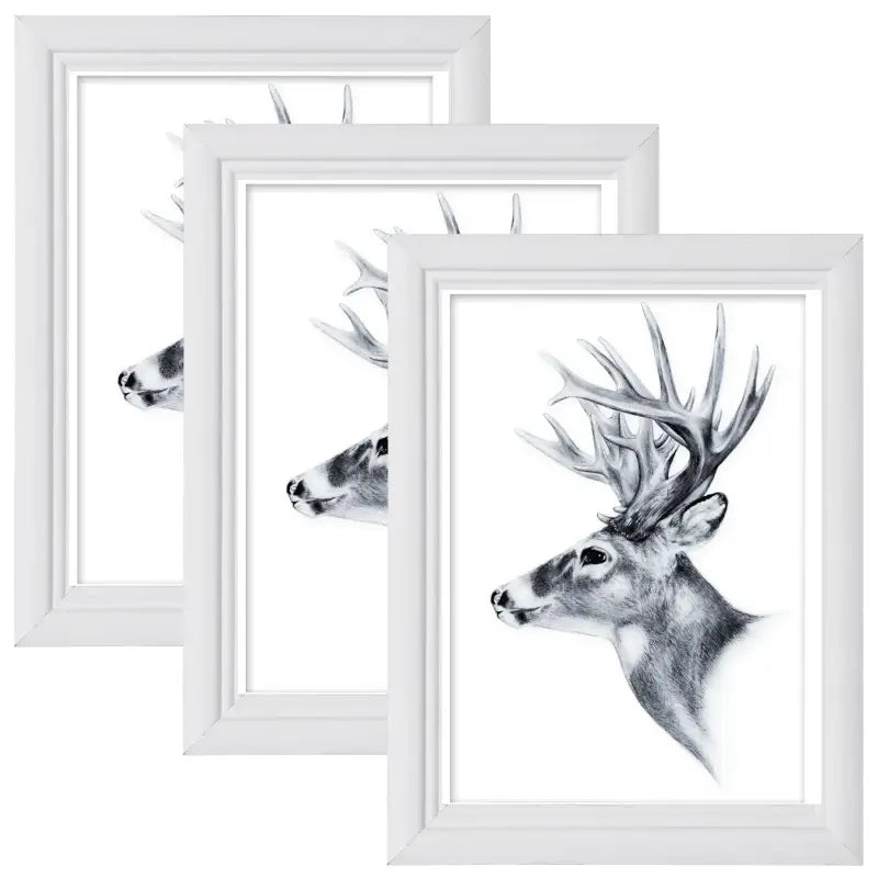 Set van vijf massief houten fotolijsten van BukkitBow met modern ontwerp en diverse maten, geschikt voor stijlvolle foto-opstellingen.