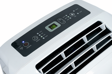 BukkitBow mobiele airconditioner met warmtepomp, Wi-Fi, afvoerslang en raamkit, 9000 BTU cooling en verwarming, in gebruik.
