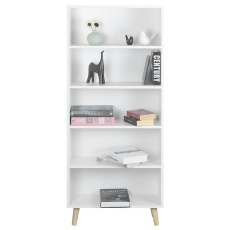 Moderne BukkitBow boekenkast met 5 vakken en houten poten, geschikt voor boeken en decoratie, in een strakke designstijl.