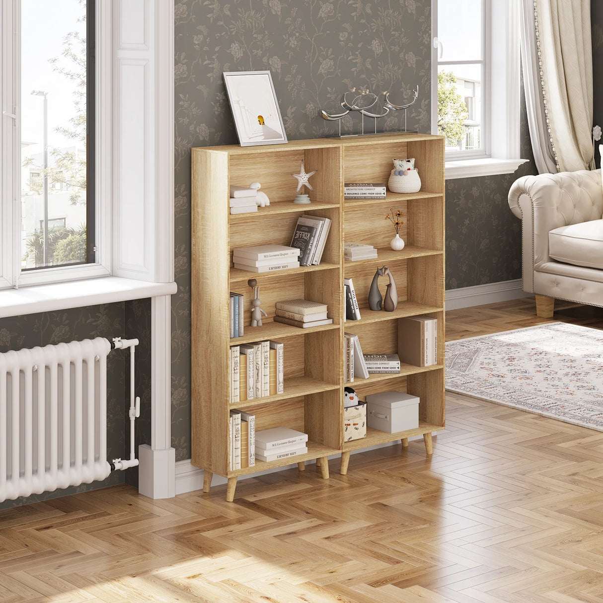 Moderne BukkitBow boekenkast met 5 vakken op houten poten, zwart metalen frame en houten planken voor een strakke uitstraling.