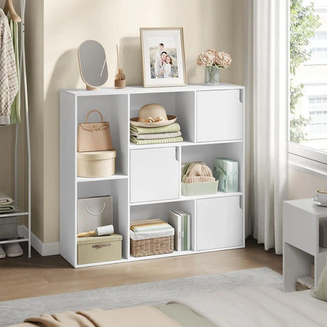 Moderne BukkitBow boekenkast van FSC-hout met 8 vakken en deuren, strakke design voor in de woonkamer of kantoor.