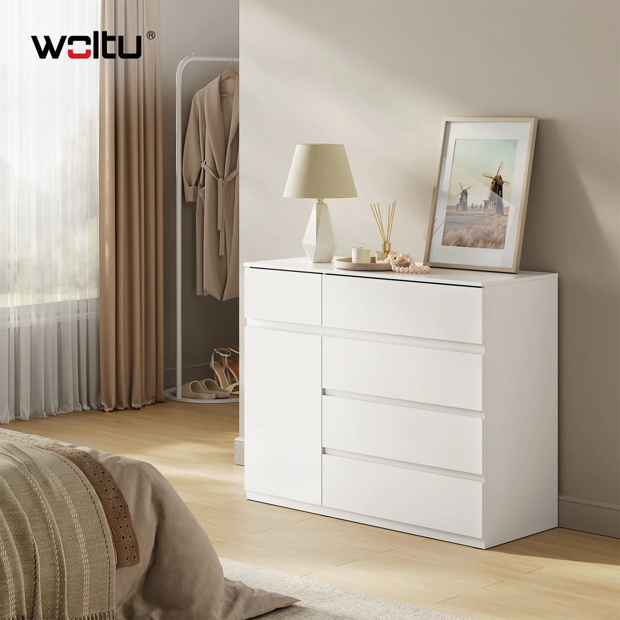 Moderne BukkitBow commode met 5 laden en opbergkast, verstelbare planken, strakke design en praktische opbergoplossing.