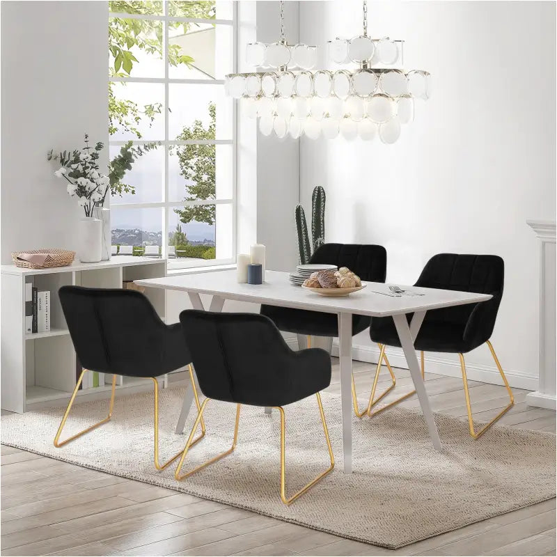 Moderne BukkitBow eetkamerstoel van fluweel met gouden metalen poten, comfortabele zithoogte van 48,5 cm, stijlvol en elegant design.