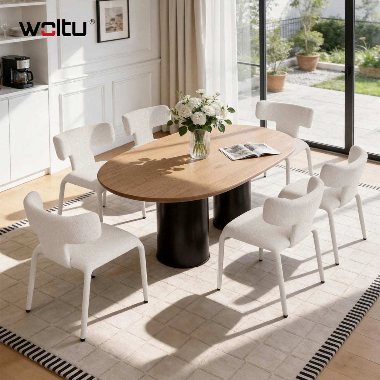 Set van 2 moderne BukkitBow eetkamerstoelen met metalen onderstel en wielen, strak design en comfortabele zitting.