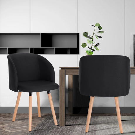 Moderne linnen eetkamerstoel van BukkitBow met massieve houten poten, comfortabele zitting en strakke ontwerpdetails.