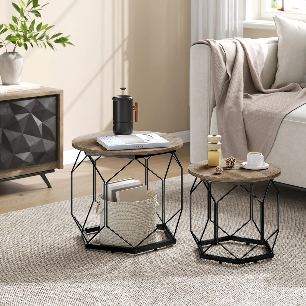 Set van 2 ronde bijzettafels van BukkitBow met metalen frame en houtlook voor in de woonkamer.