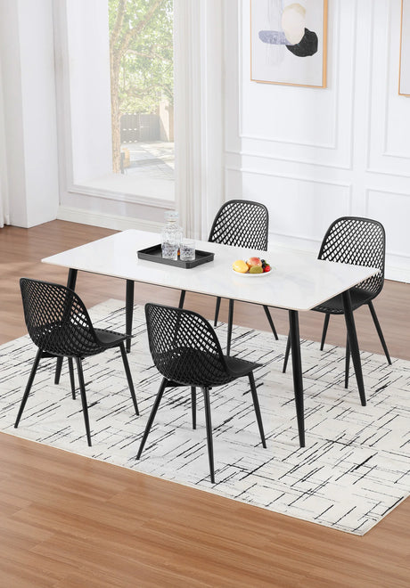 Set van 4 BukkitBow Scandinavische eetkamerstoelen met open rug, modern design, kuipvorm en houten poten.
