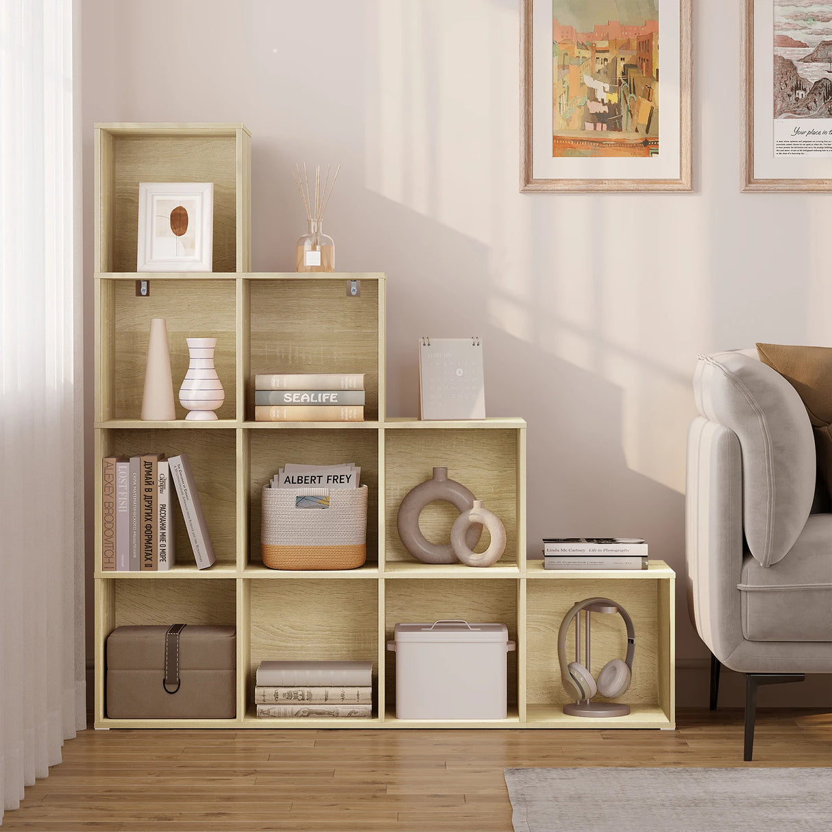 Moderne BukkitBow boekenkast met L-vorm, 10 open vakken, strakke houten afwerking en eigentijds design in een lichte woonkamer.