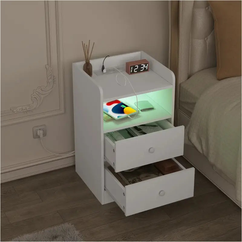 BukkitBow Nachtkastje met oplaadfunctie, E1 hout, ingebouwde stopcontacten en USB-poorten, afmetingen 40x64x35 cm.
