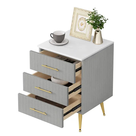 BukkitBow nachtkastje van fluweel met 3 lades en gouden poten, afmeting 40x40x60 cm, elegant en modern slaapkamermeubel