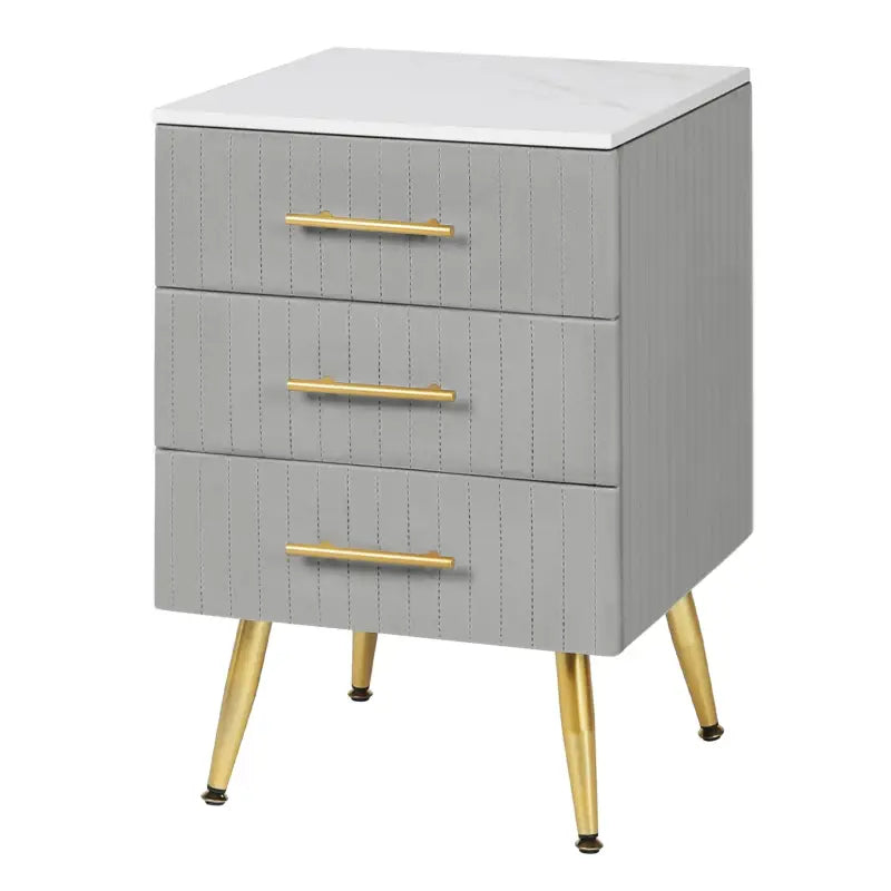 BukkitBow nachtkastje van fluweel met gouden poten, 3 lades, afmetingen 40x40x60cm, elegant en modern design.