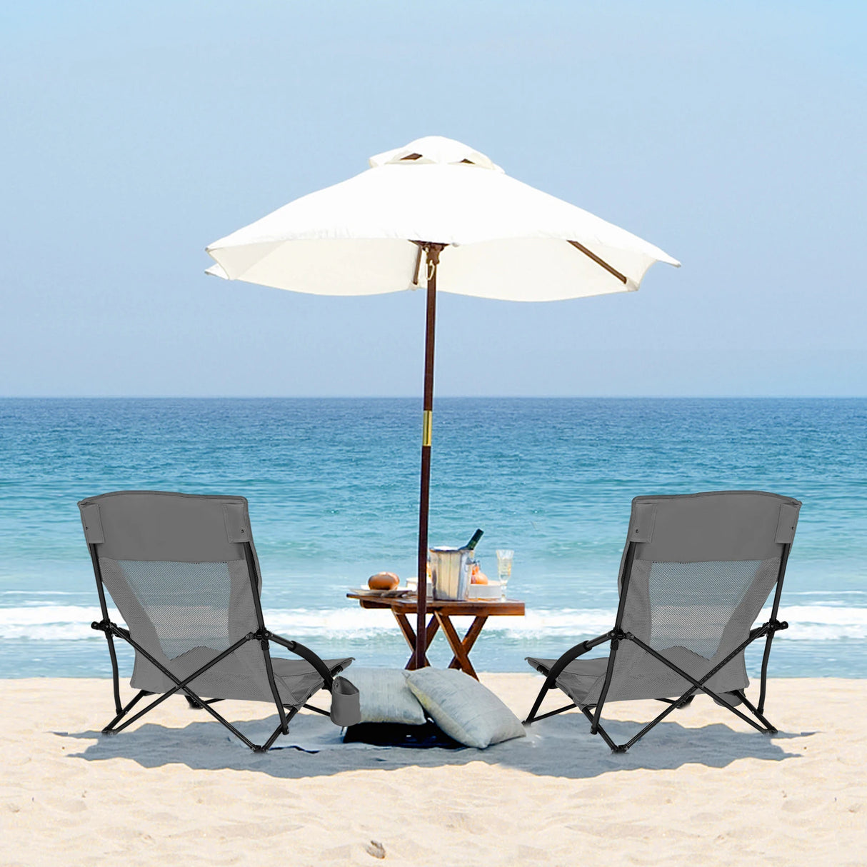 Opvouwbare BukkitBow strandstoel met bekerhouder, draagtas en comfortabele zitting op het strand