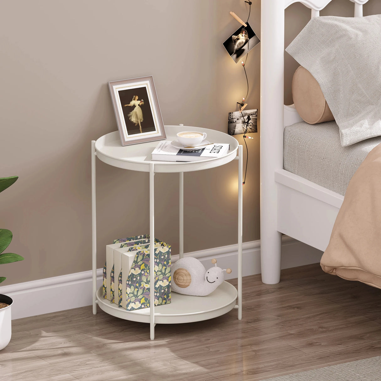 Ronde metalen salontafel van BukkitBow met twee afneembare dienbladen, stijlvolle bijzettafel in modern design
