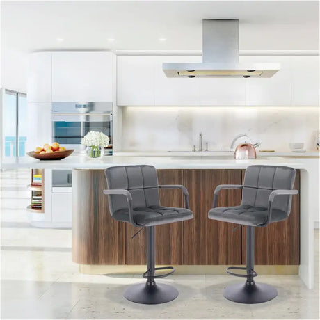 Industriële barkruk van BukkitBow met metalen basis, armleuningen en voetensteun, zithoogte 62-84 cm, ergonomisch ontworpen.