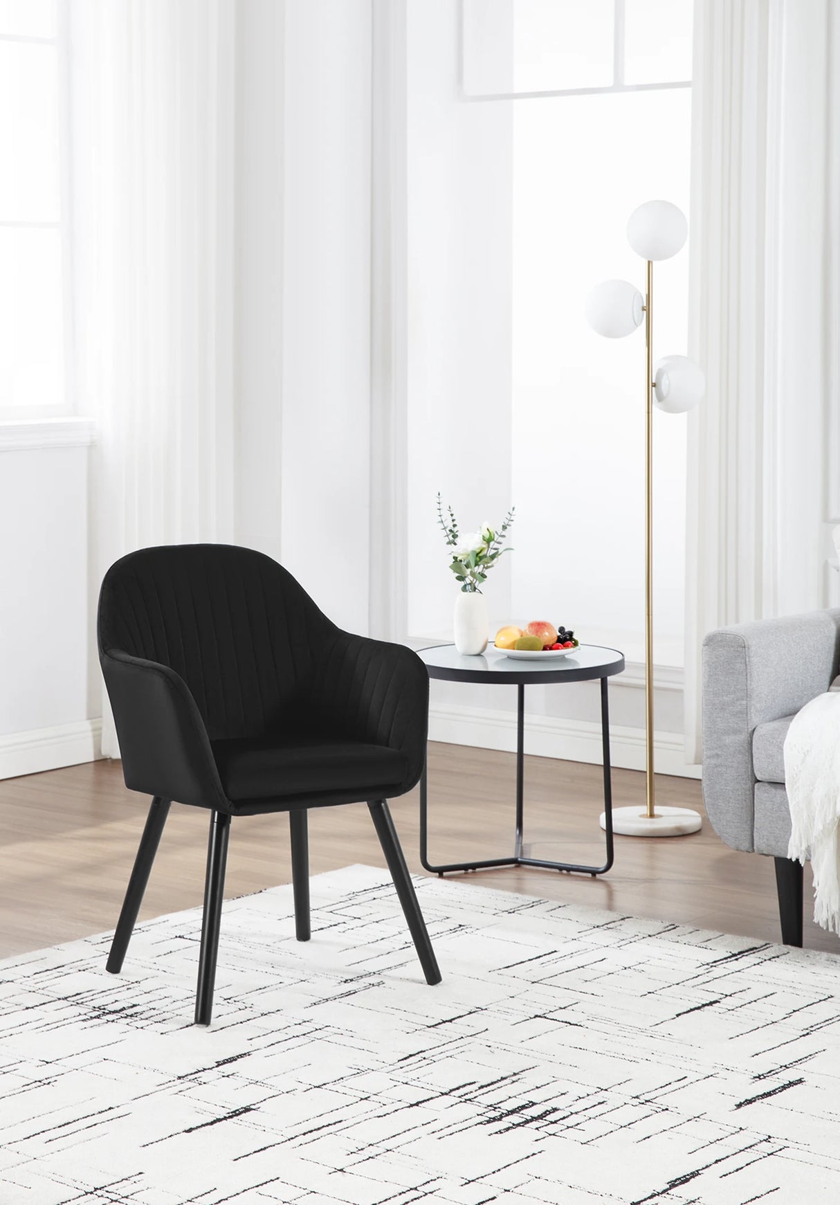 Set van 2 BukkitBow eetkamerstoelen met fluweel, armleuningen, gestoffeerd zitting en houten poten, stijlvol en comfortabel.