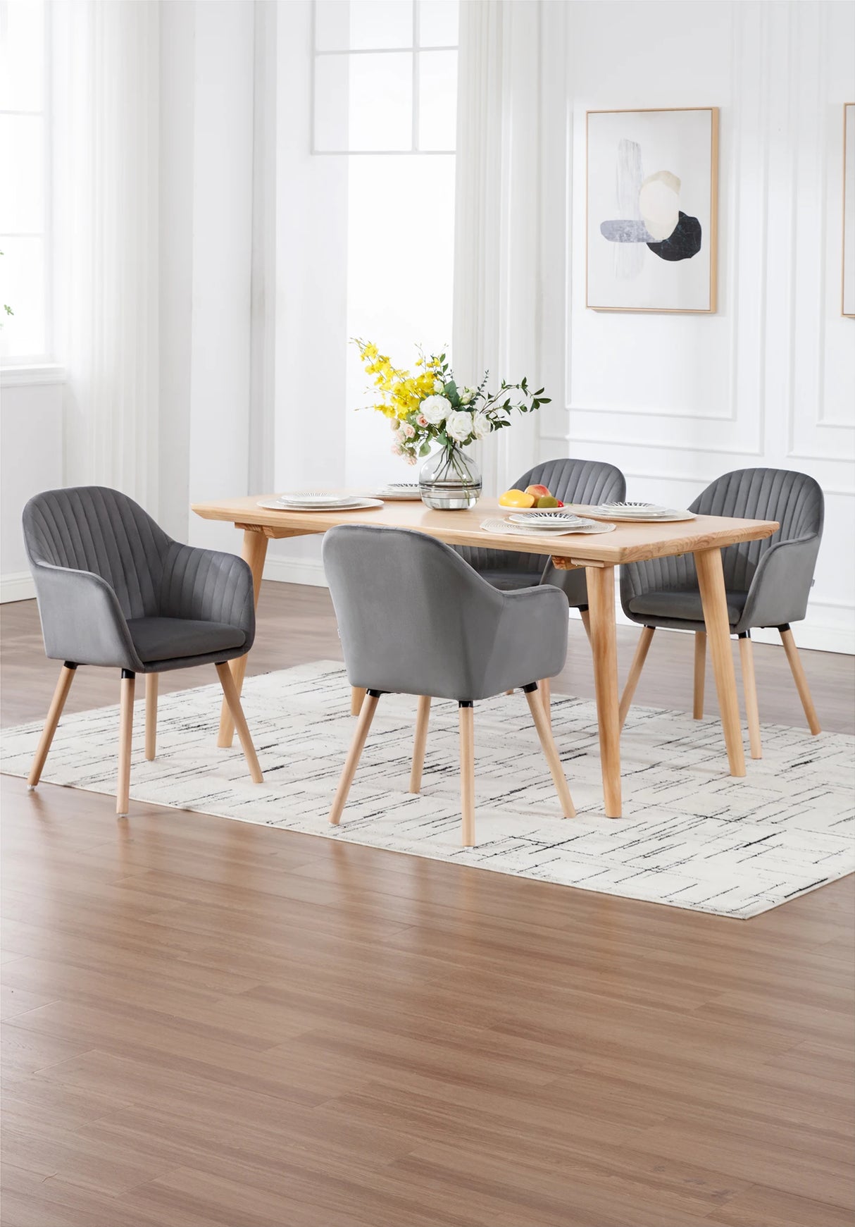 Set van 2 BukkitBow eetkamerstoelen met fluwelen bekleding, armleuningen en houten poten, gestoffeerd voor comfort.