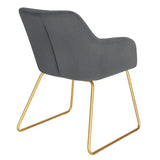 Twee BukkitBow fluwelen eetkamerstoelen met goudkleurige metalen poten en comfortabele zithoogte van 48,5 cm.