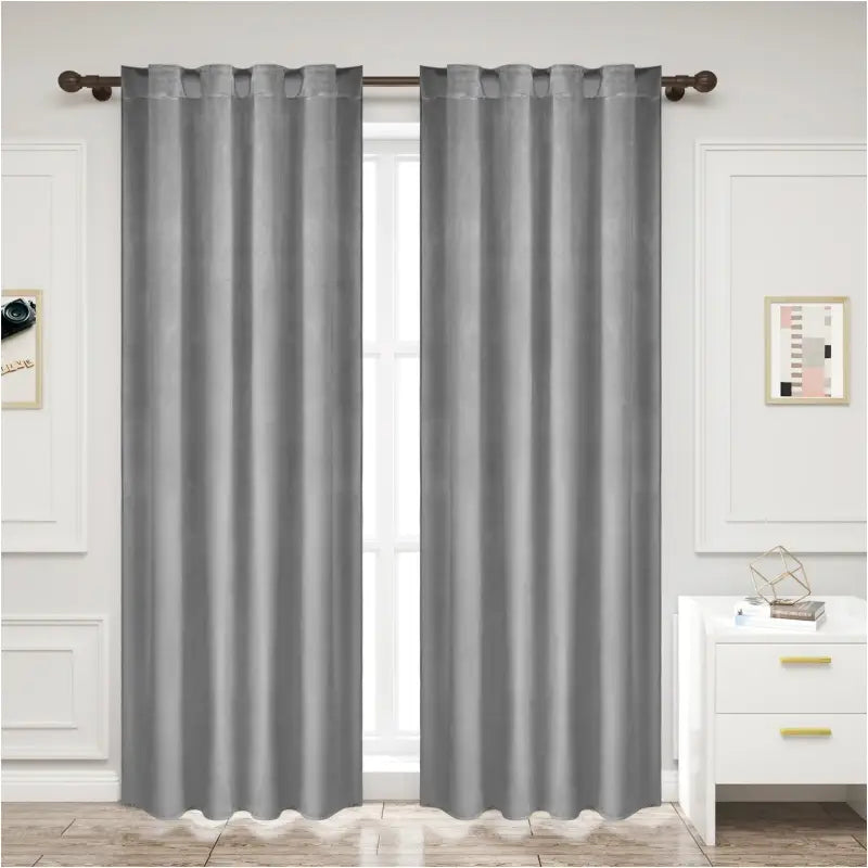 BukkitBow verduisteringsgordijn van polyester velours, 300g/m², in verschillende maten en kleuren, hangt aan een raam.